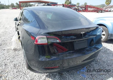 2021 Tesla Model 3 Standard Range Plus Rear-Wheel Drive z USA, uszkodzony, nr VIN 5YJ3E1EAXMF090352